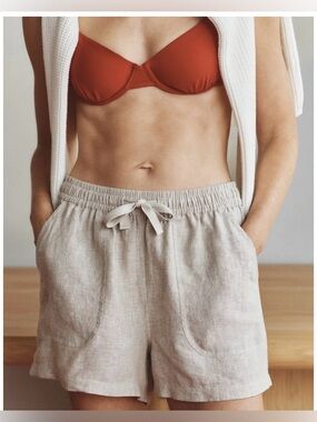 NWT Quince 100% Linen Shorts. Size small.